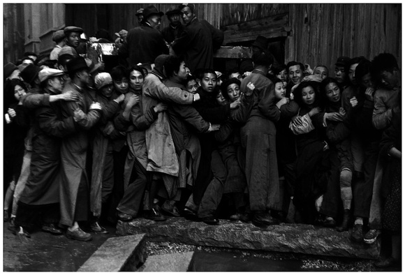 © 1948 Henri Cartier-Bresson Shanghai, Crowd Justling